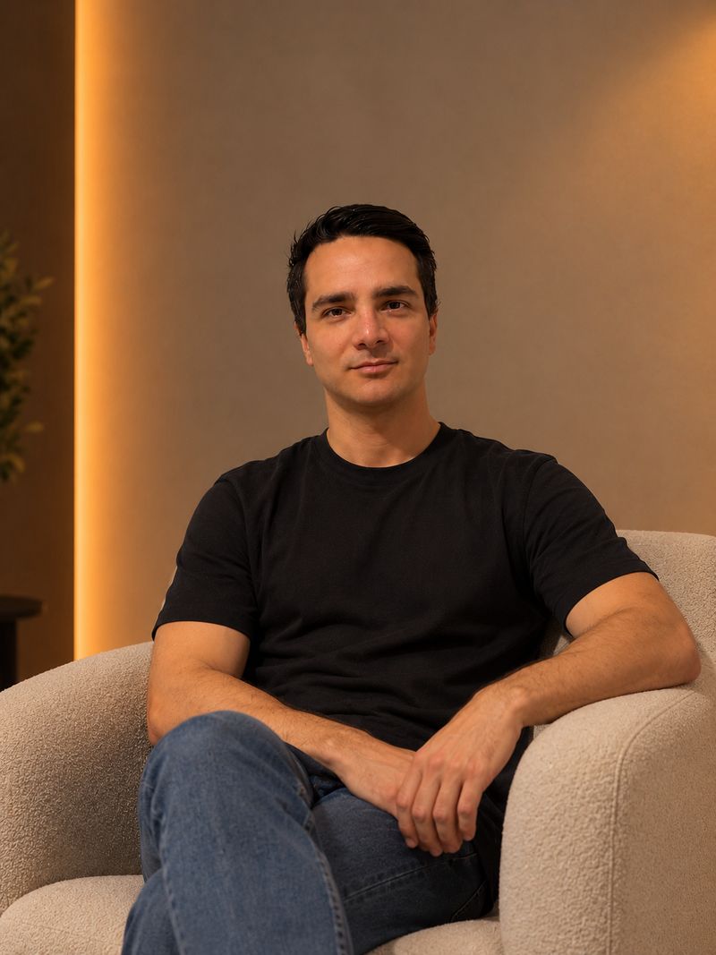Luis Muci sentado en un sillón